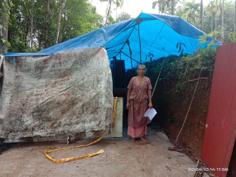 വാടക നല്‍കാന്‍ പണമില്ല, പഞ്ചായത്തു റോഡിലേക്കു താമസം മാറ്റി രത്‌നമ്മ